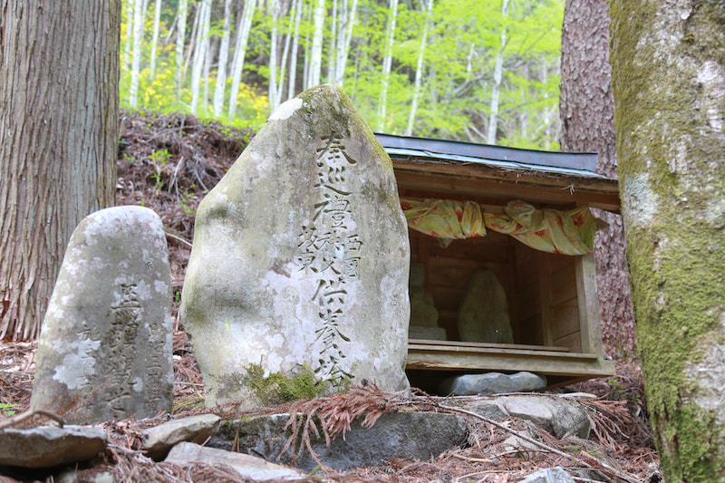 奈川に点在する石碑群